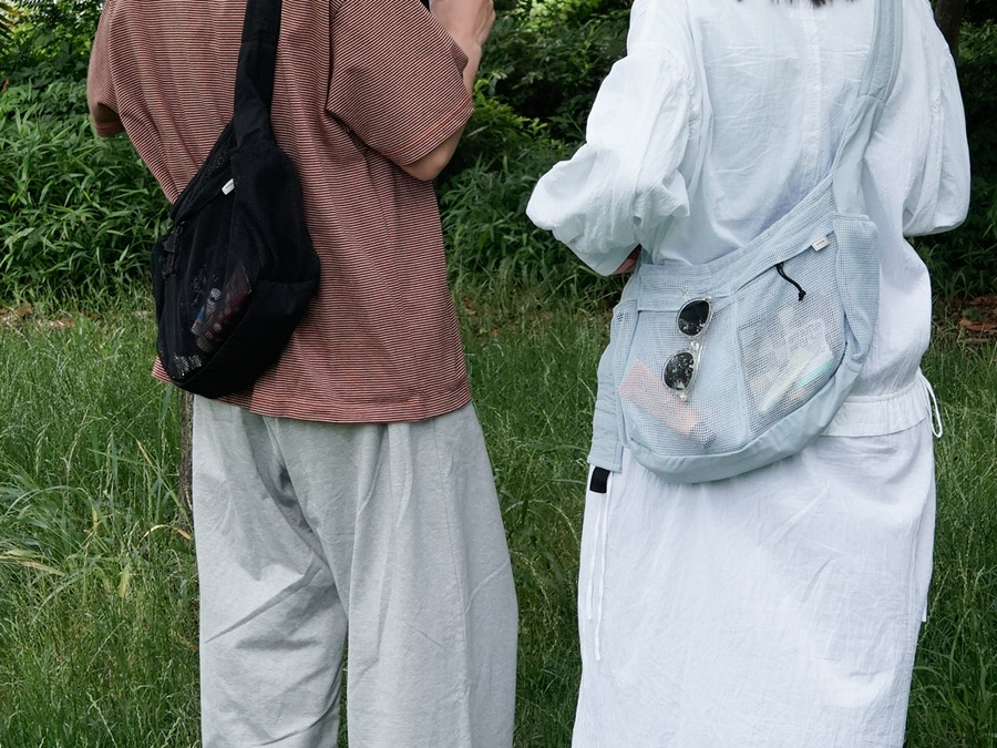 ”夏の装いに、メッシュバッグを。”