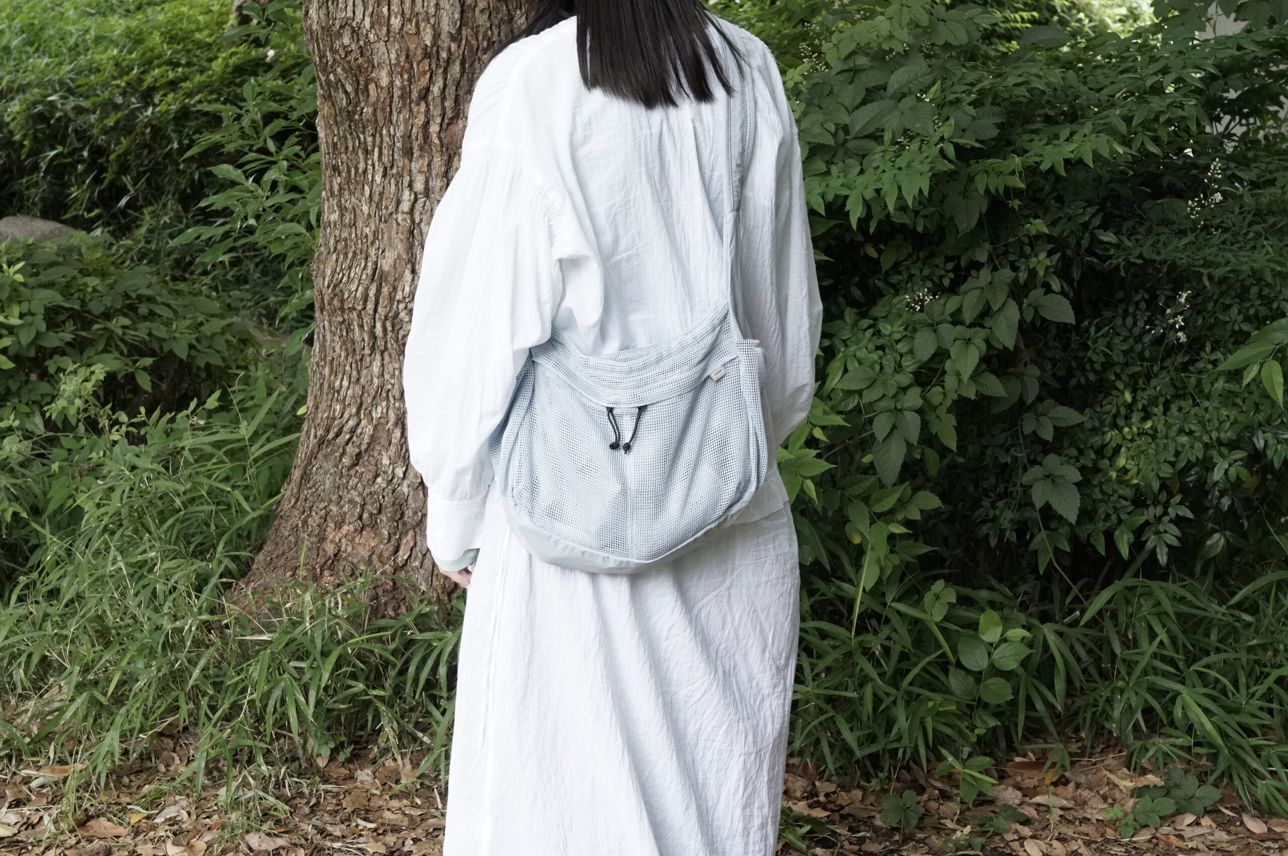 夏の装いに、メッシュバッグを。