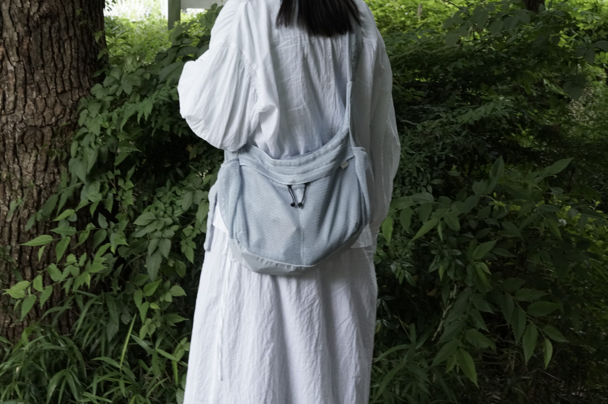 夏の装いに、メッシュバッグを。